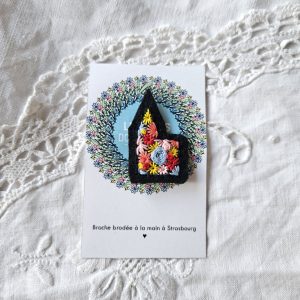 Broche brodée cathédrale