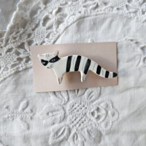 Broche porcelaine  raton laveur